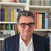 La passione per le materie che insegno e la curiosità verso il mondo degli studenti.